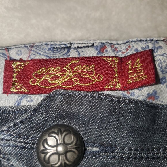 ONE 5 ONE Sz 14 Shorts Women's, Denim, Floral Buttons, Pockets 15 inches long - Picture 2 of 8